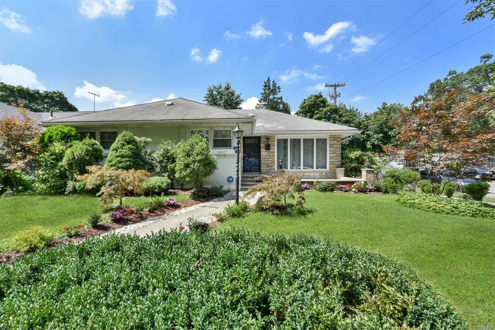 73-04 196th Place, Flushing, NY 11366 - photo 1