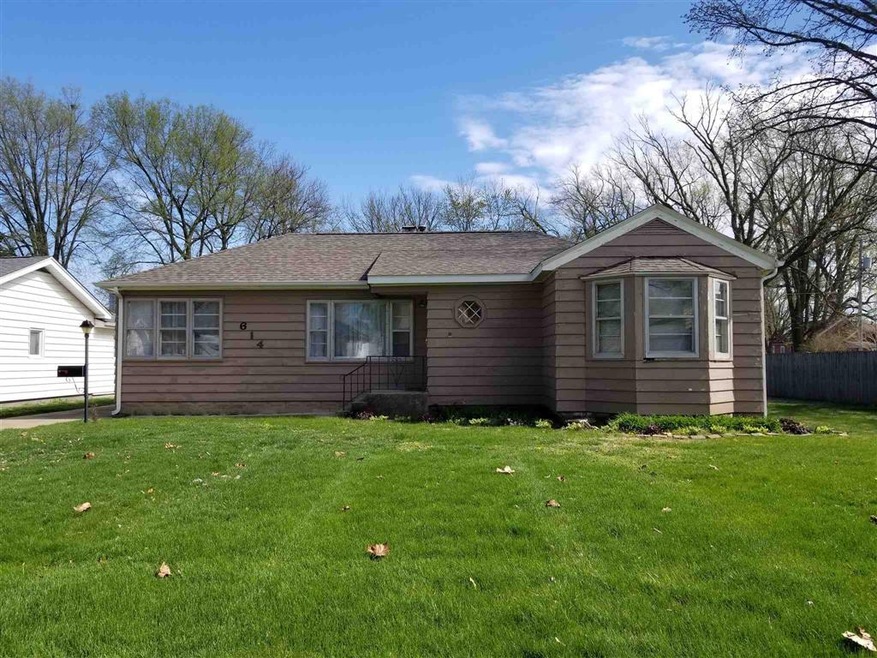 614 Wichita Ave, Lincoln, IL 62656 - photo 1