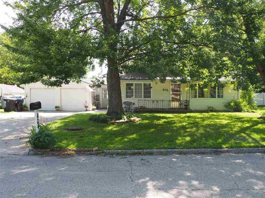 824 SW Grand Ct, Topeka, KS 66606 - photo 1