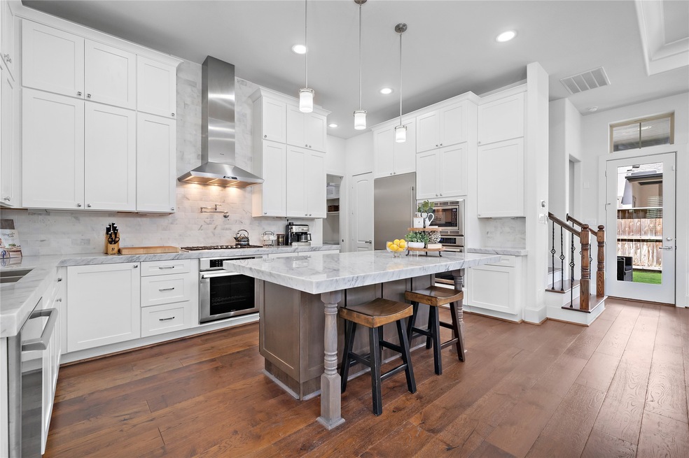 1606 W Rose Terrace Ln, Houston, TX 77055 - photo 1