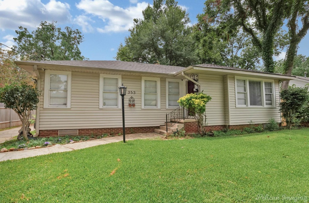 Ranch-style house with a front yard