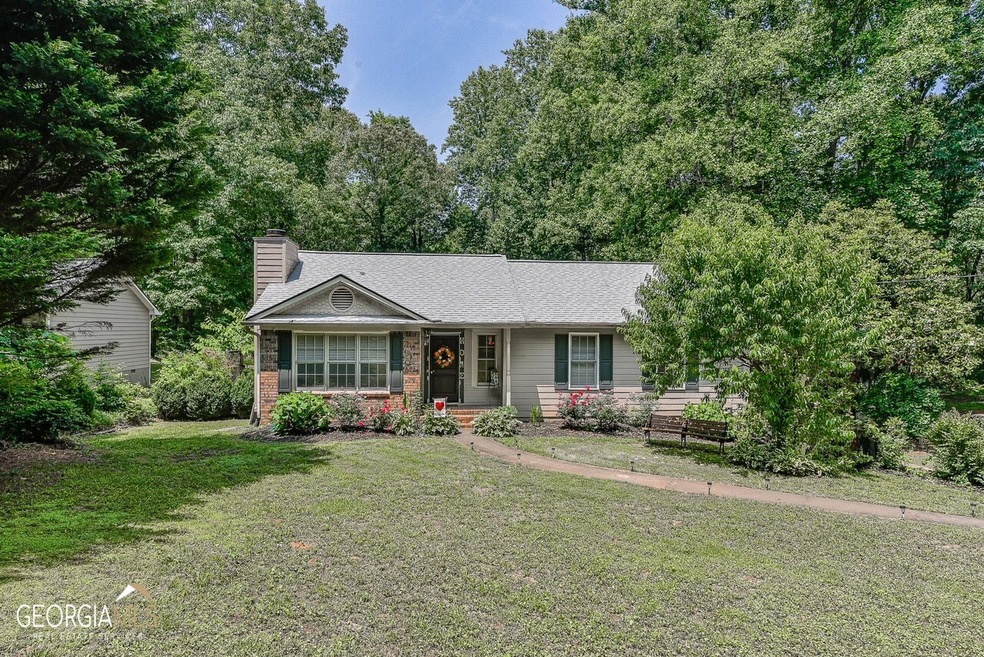 Nice view of the home and front yard!