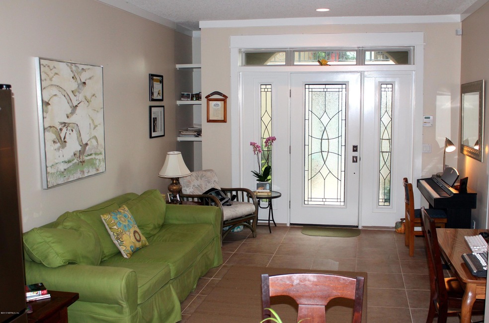 Living/Dining Photo 3
