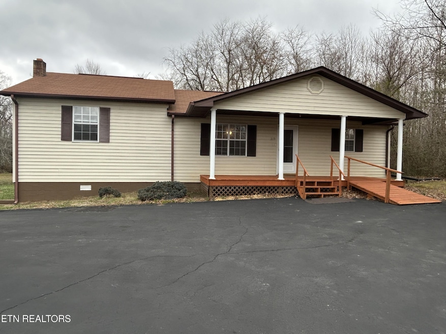 219 N Crabtree St, Jamestown, TN 38556 - photo 1