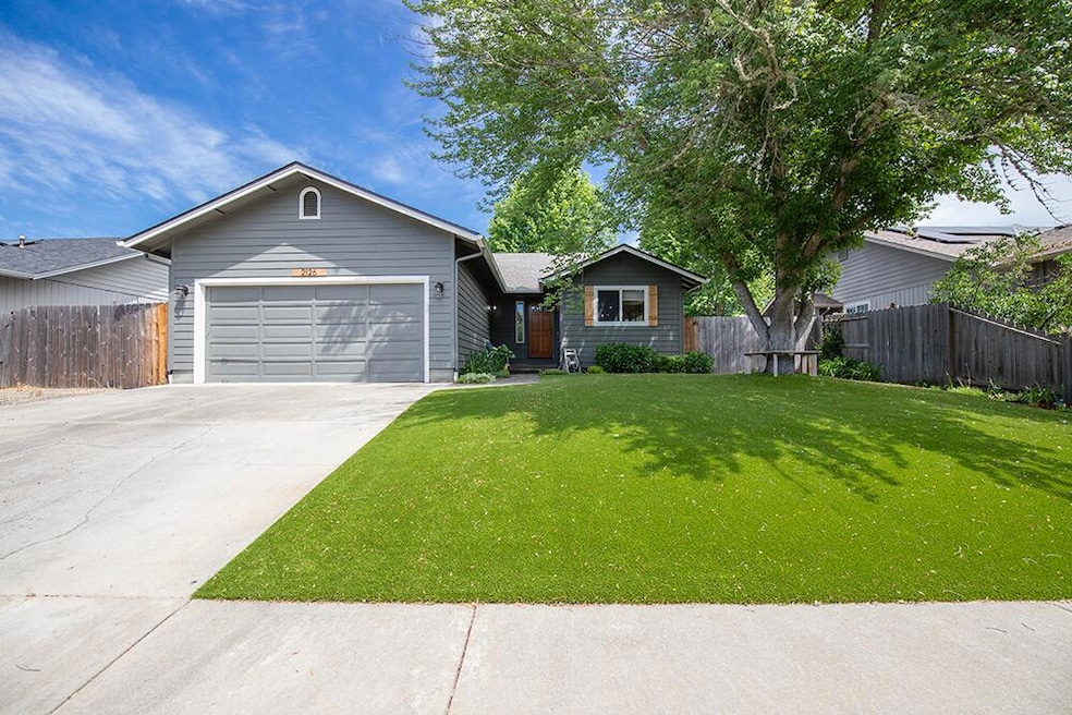 2126 Webster Rd Listing Photos - 1 of 24
