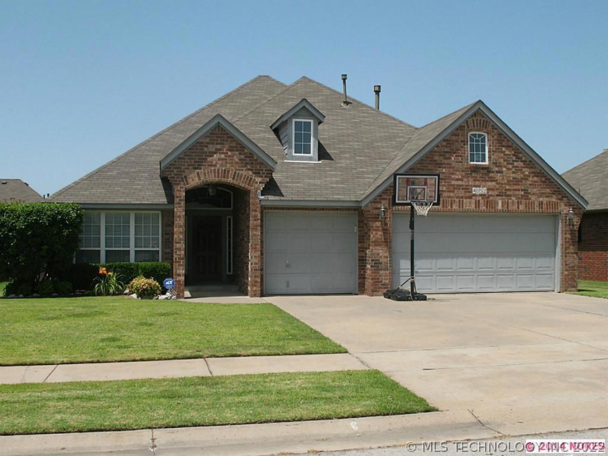 Wonderful home on Cul de sac lot with vinyl tilt i