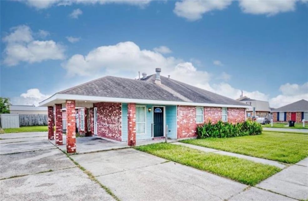9113 Gladiators St, Chalmette, LA 70043 - photo 1