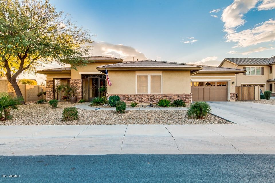 Private, Cul de Sac, Corner Lot!