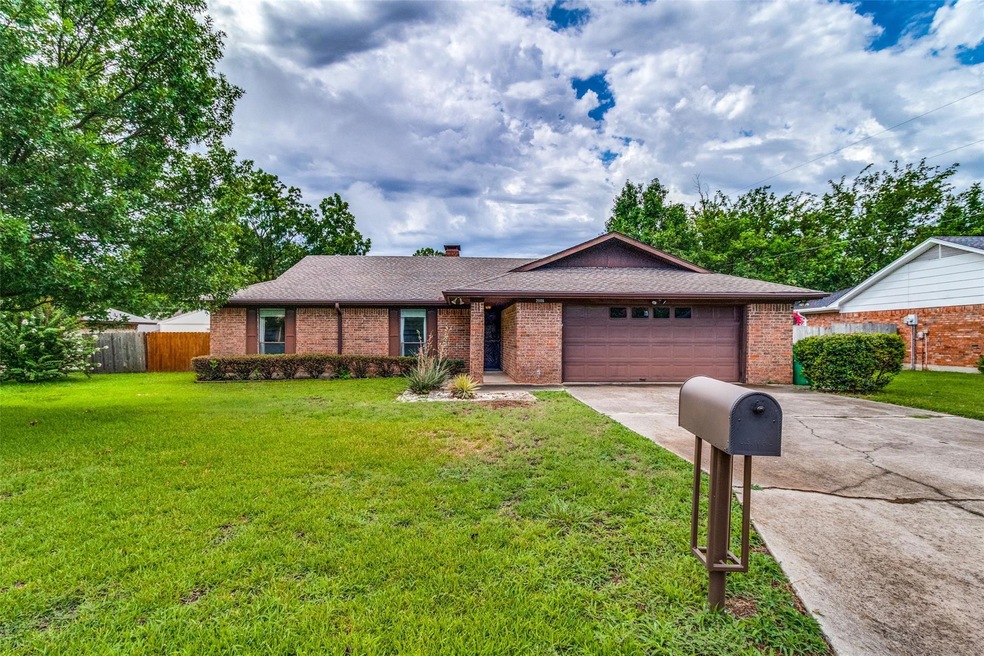 2006 Brentwood St, Gainesville, TX 76240 - photo 1