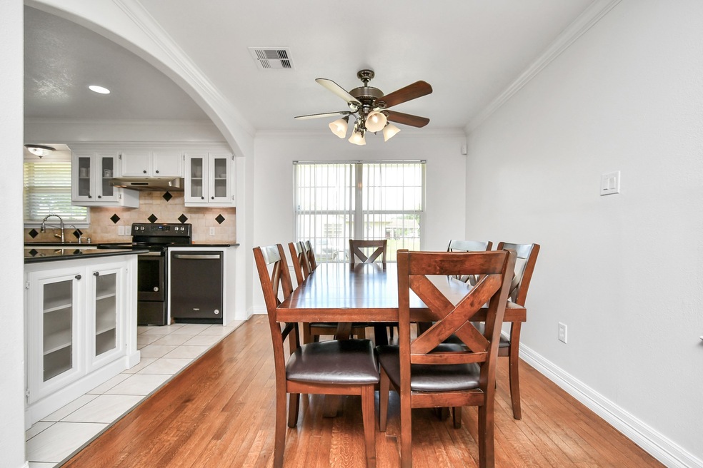 Enjoy your meals in the large dining area, bathed in natural light that brightens your days!