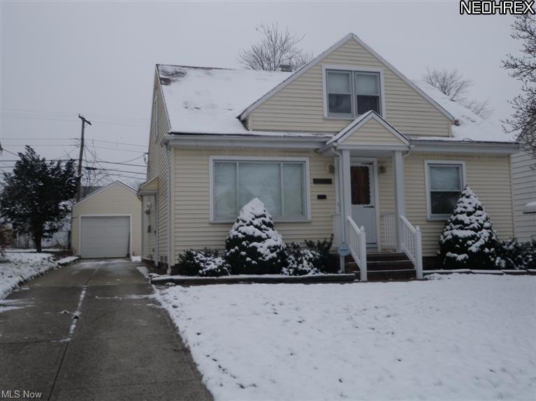 Don't wait to see this one! Newer vinyl siding, fe
