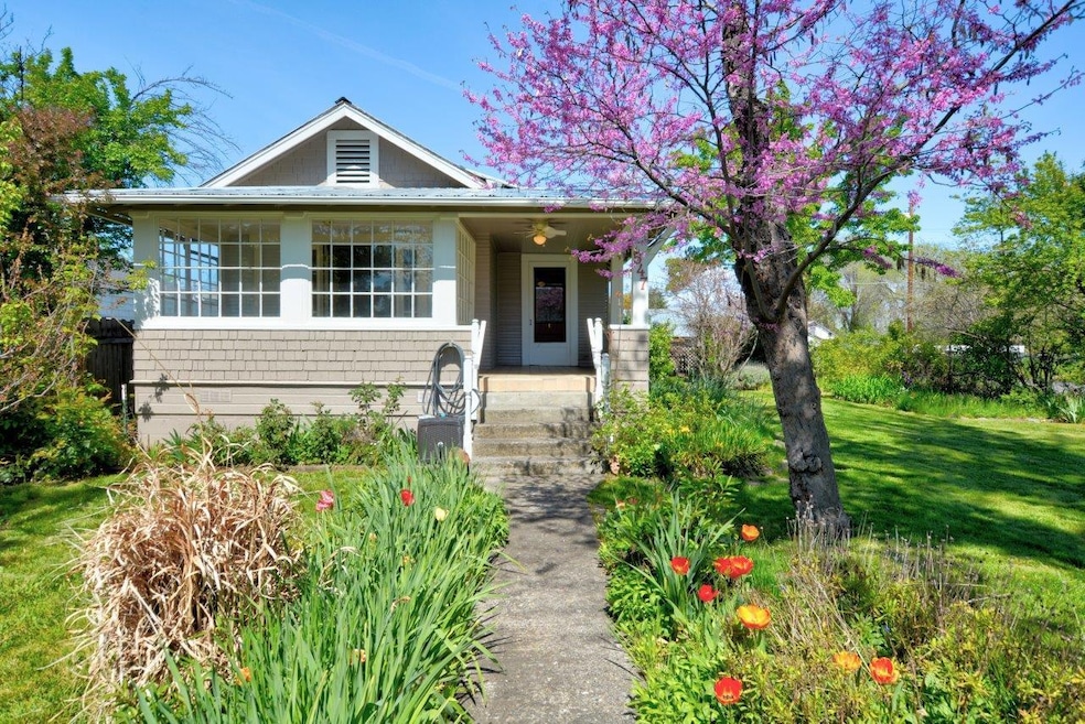 547 Laurel St, Central Point, OR 97502 - photo 1