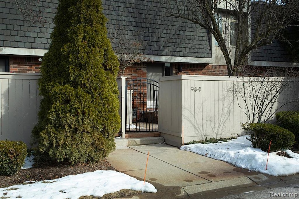 984 Stratford Ln E, Bloomfield Hills, MI 48304 - photo 1