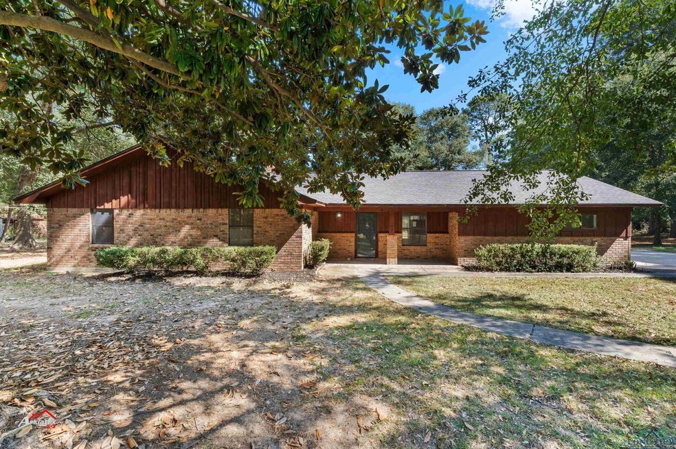 View of front of property featuring a front lawn