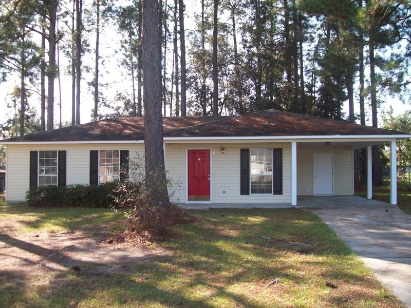 328 Pinecrest Dr, Douglas, GA 31535 - photo 1