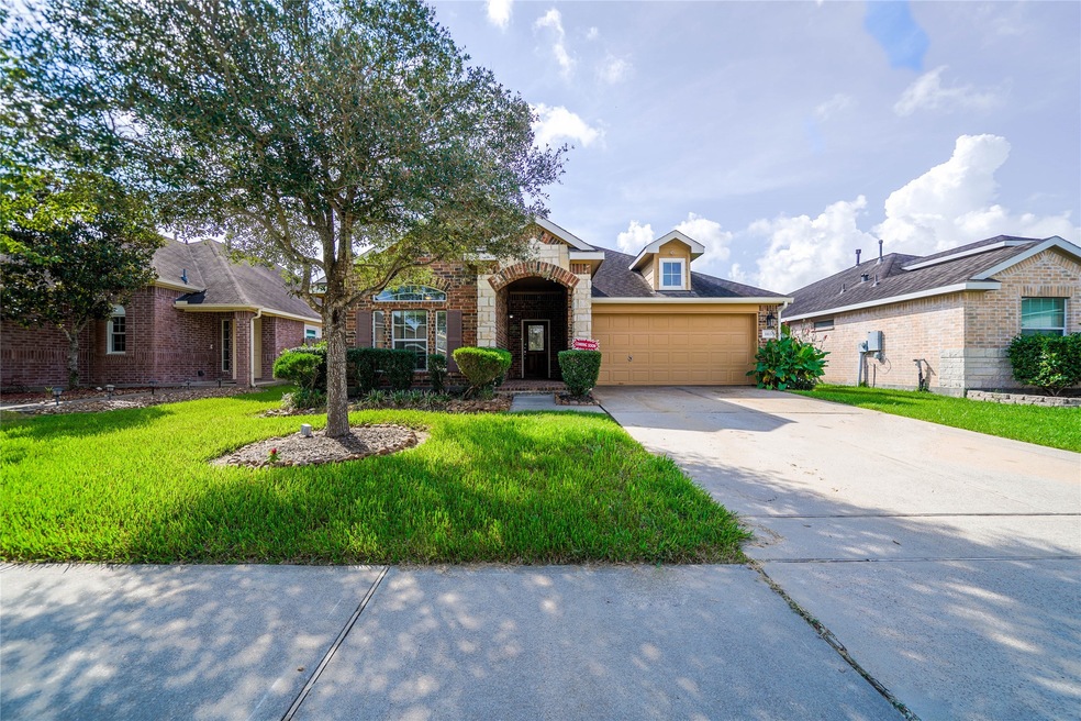 1113 Lasso Ct, Alvin, TX 77511 - photo 1