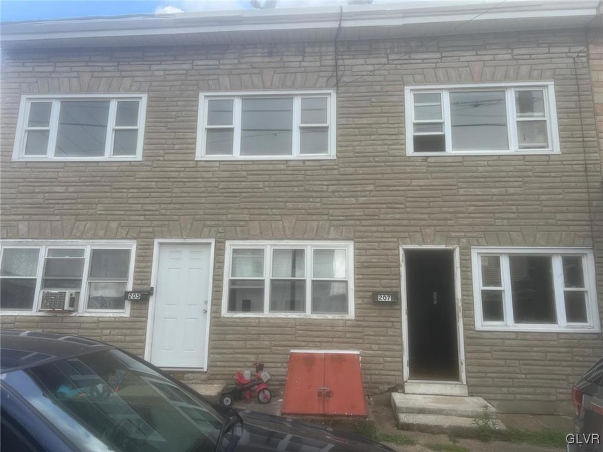 205 E Lloyd St, Shenandoah, PA 17976 - photo 1