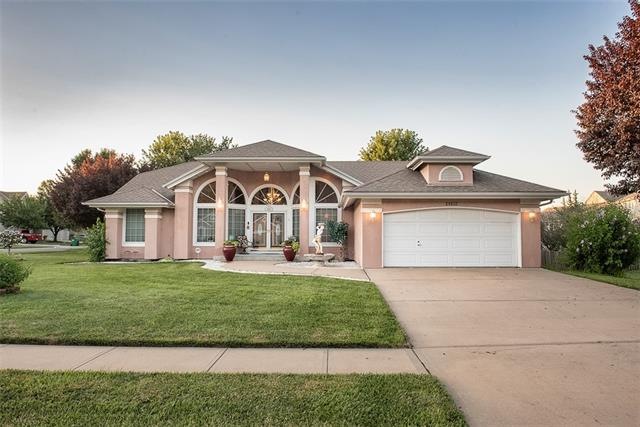 Beautiful curb appeal!