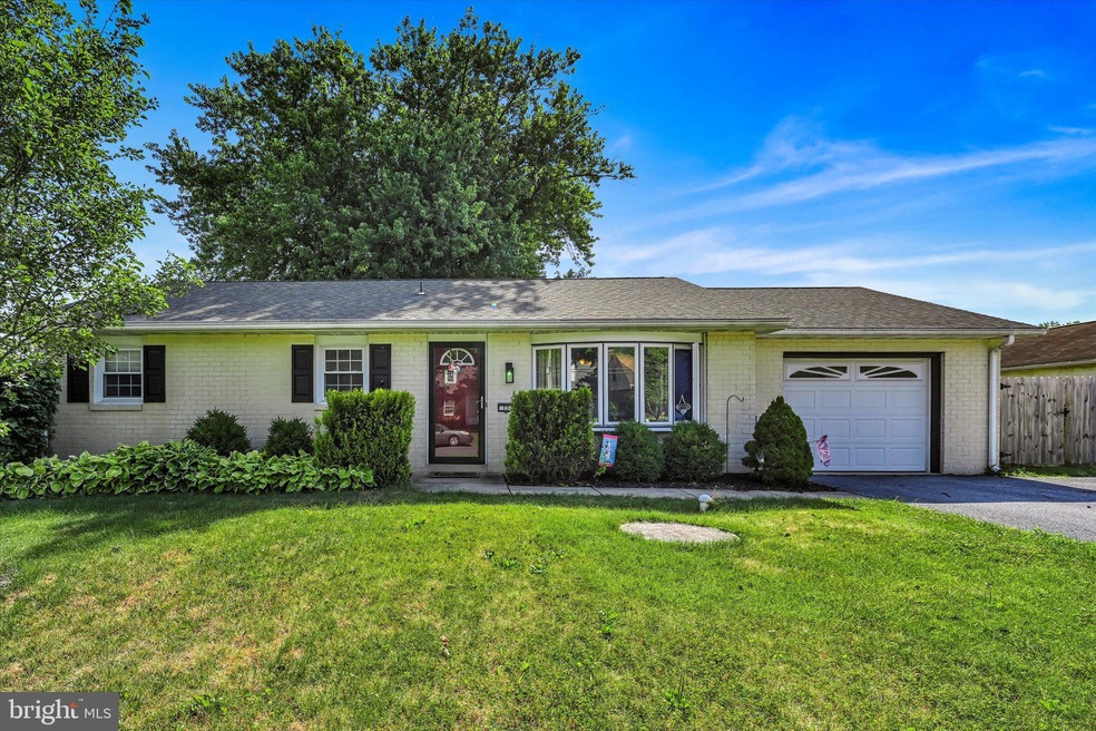 17 Linden St, Leola, PA 17540 - photo 1