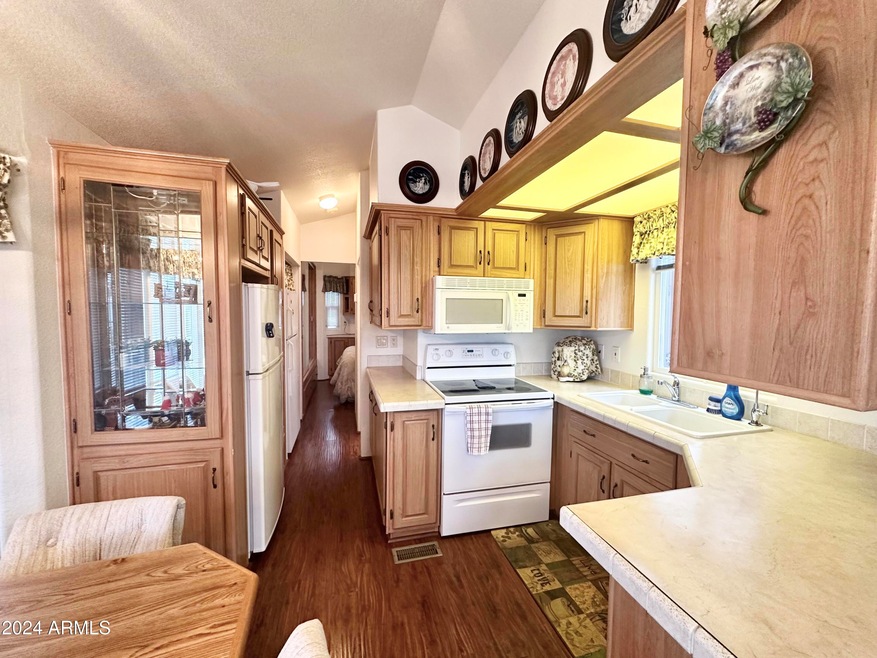 GRAND KITCHEN