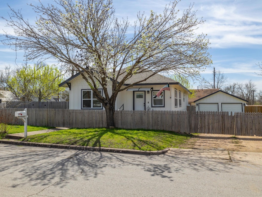 View of front facade with a fenced front yard, bo