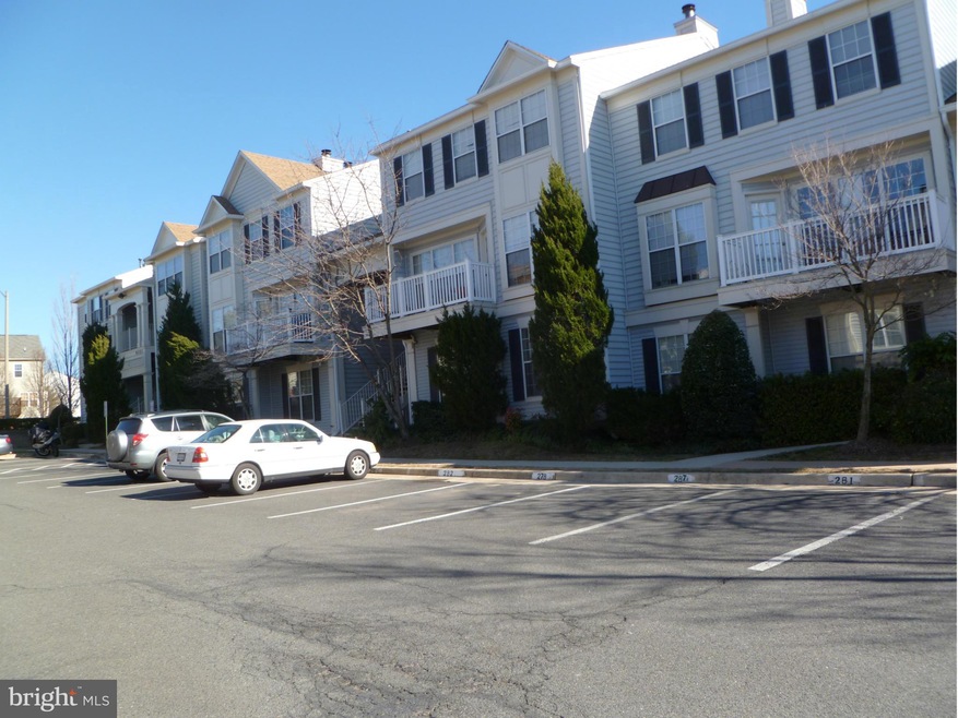 8207 Crossbrook Ct unit 202, Lorton, VA 22079 - photo 1