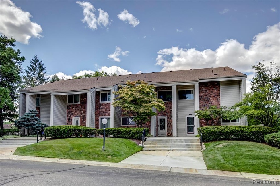 6112 Palomino Ct, West Bloomfield, MI-1-FULL.jpg
