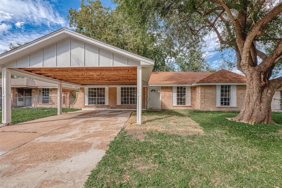 946 Fruitvale Dr, Houston, TX 77038 - photo 1