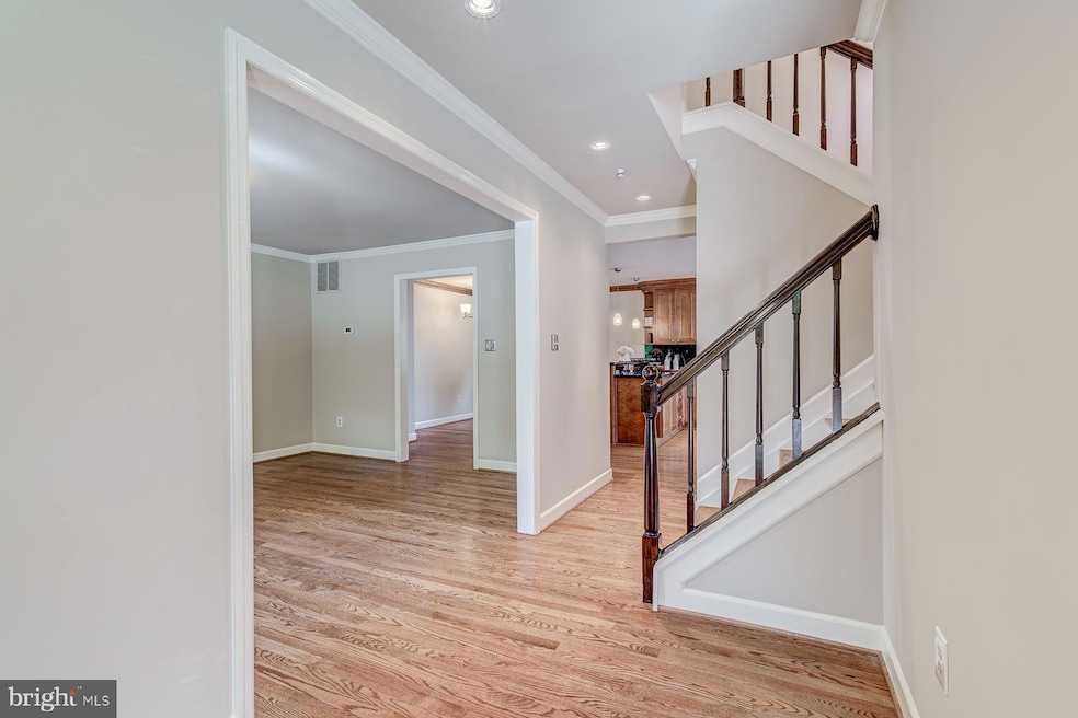 9146 Schoolcraft Ln, Burke, VA 22015 - photo 1