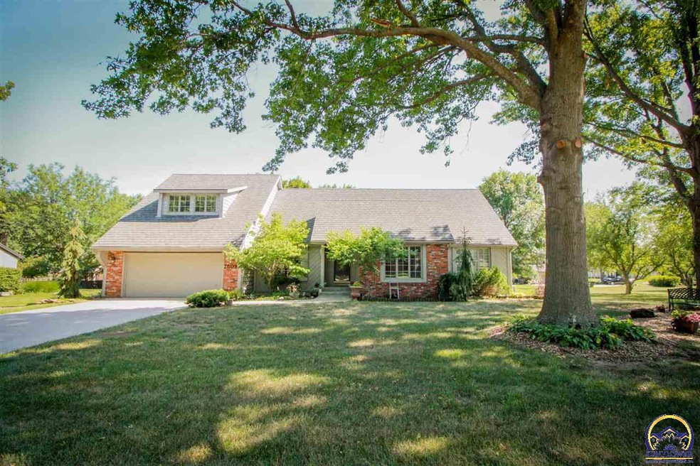 7609 SW Oxfordshire Rd, Topeka, KS 66614 - photo 1