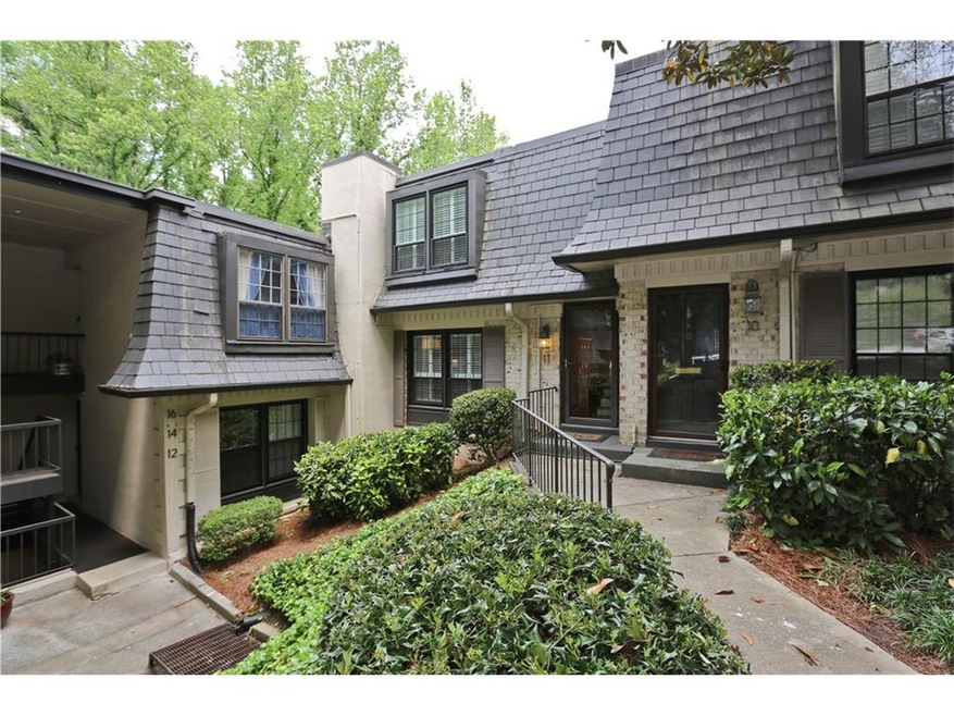 11 Vista Square is located in a small cul-de-sac s