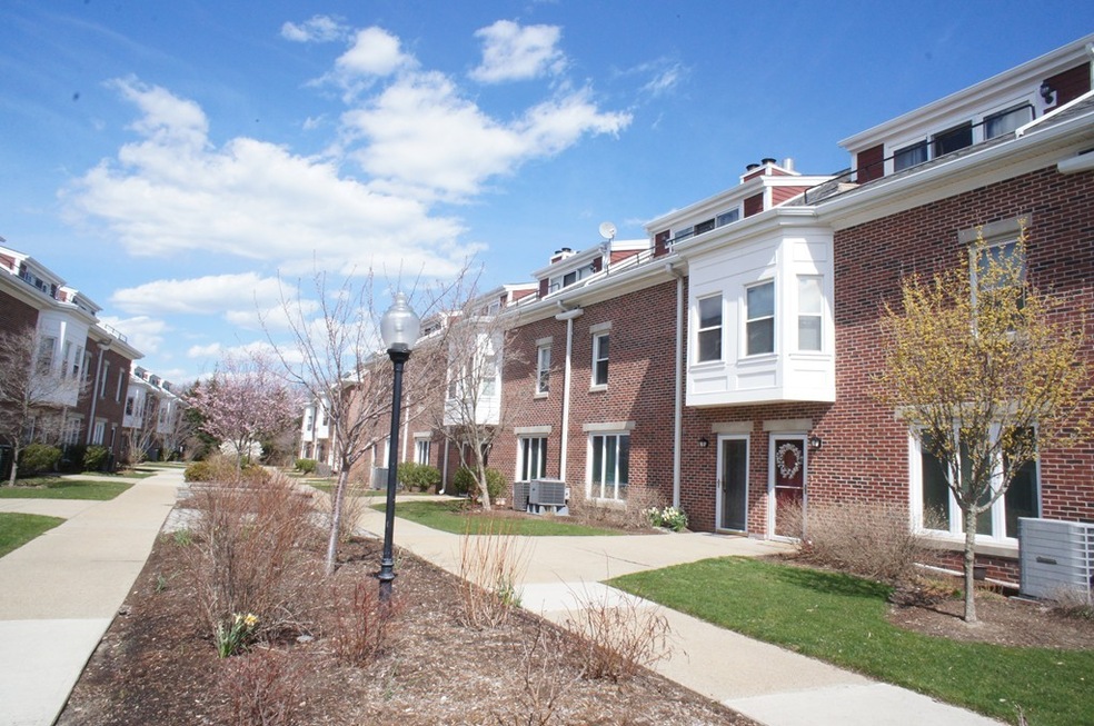 152 Quincy Shore Dr unit 25, Quincy, MA 02171 - photo 1