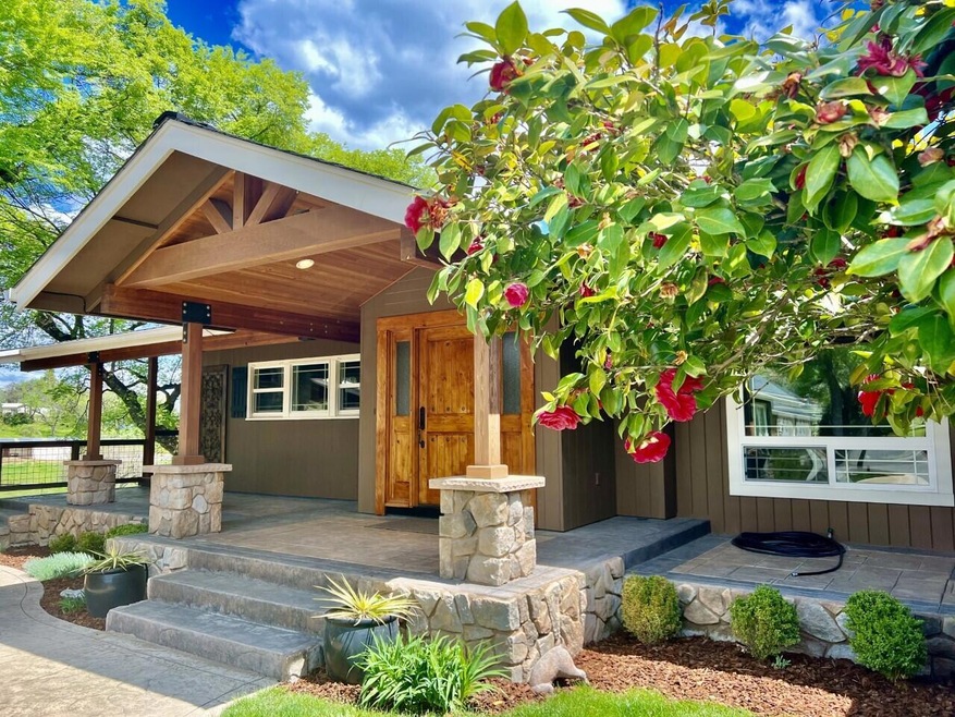 2156 W Hillside Dr, Central Point, OR 97502 - photo 1