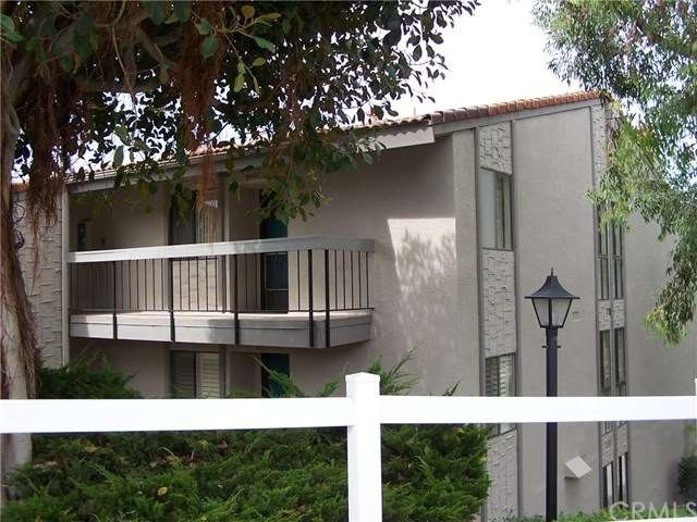 End upper condo with many windows to allow natural