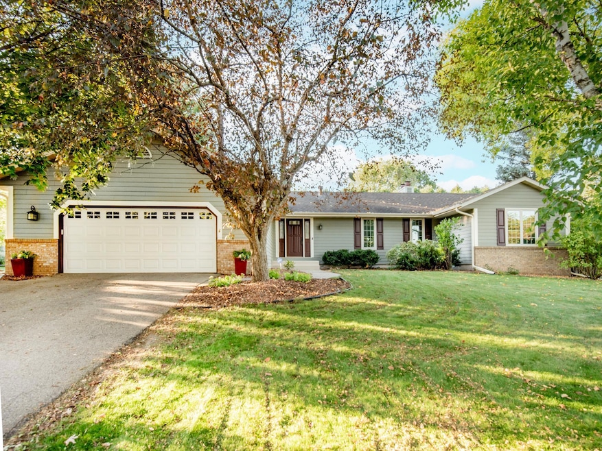 Classic Mendota Heights rambler in prime location!