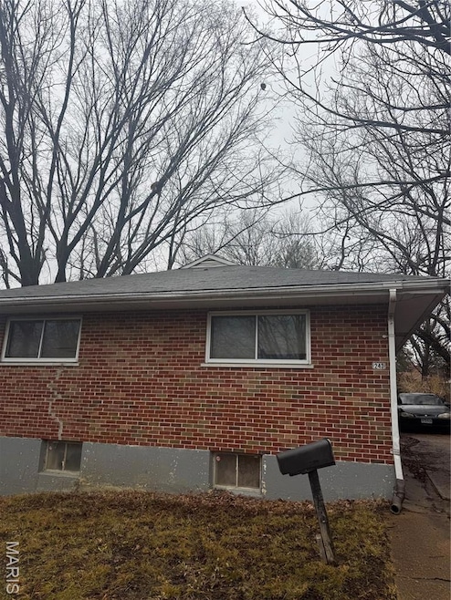 243 Chambers Rd, Saint Louis, MO 63137 - photo 1