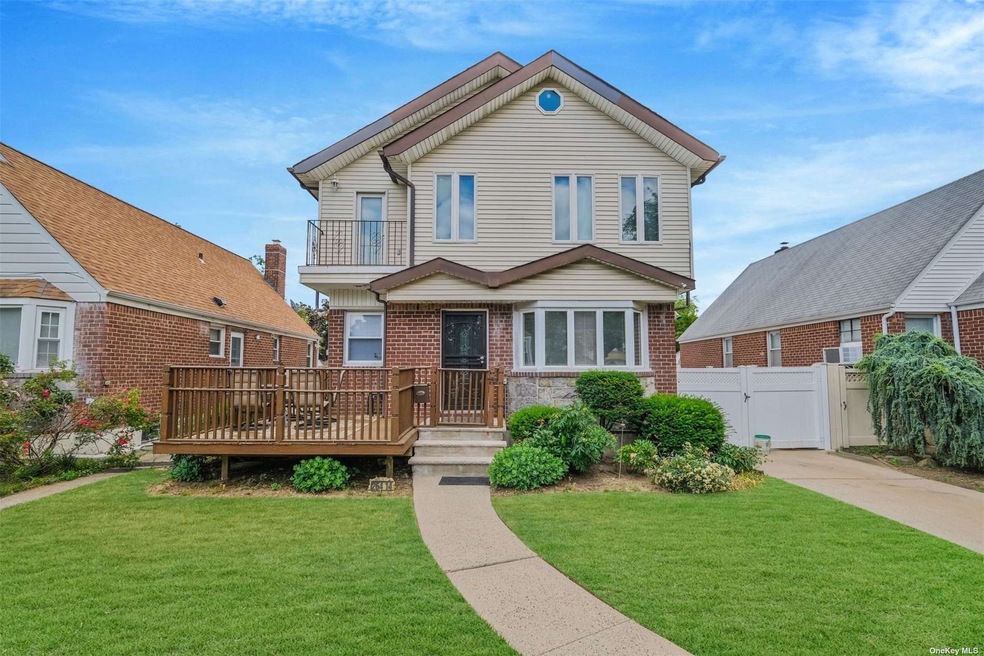 264-14 E Williston Ave, Floral Park, NY 11001 - photo 1