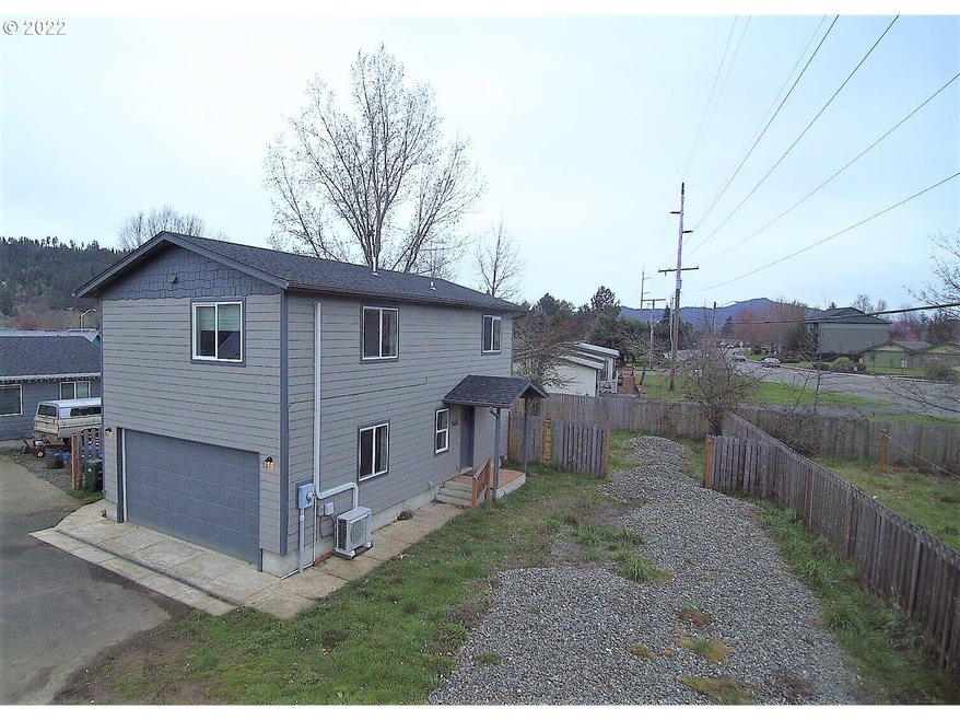 1464 E Central Ave, Sutherlin, OR 97479 - photo 1