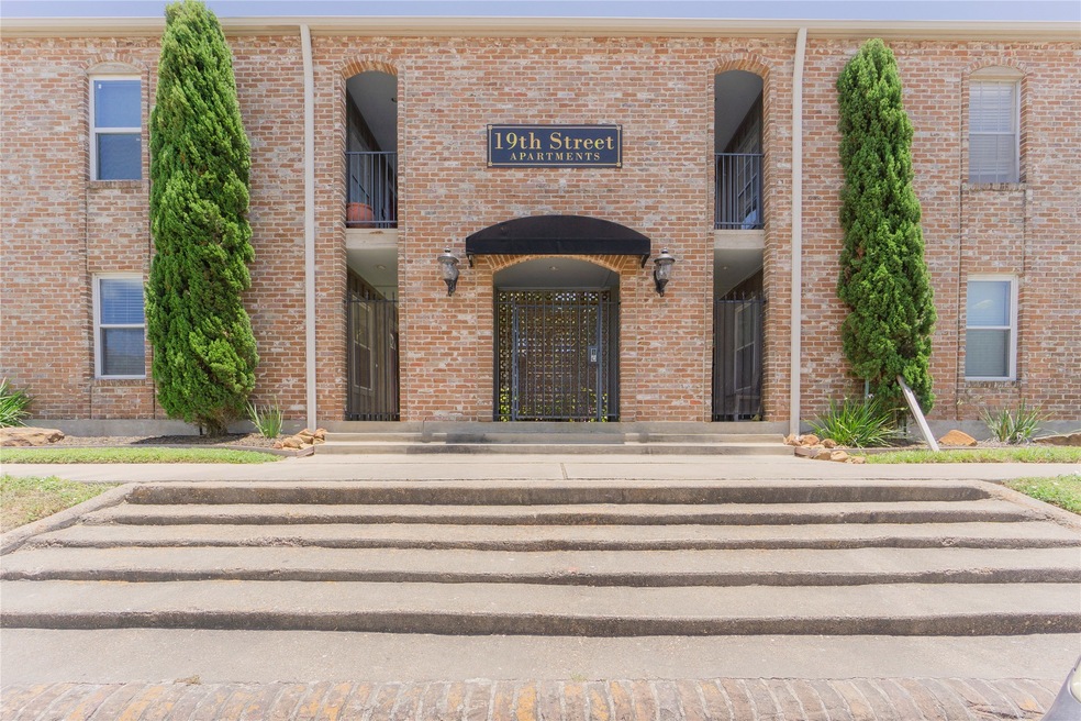 19th Street Apartments is conveniently located wit
