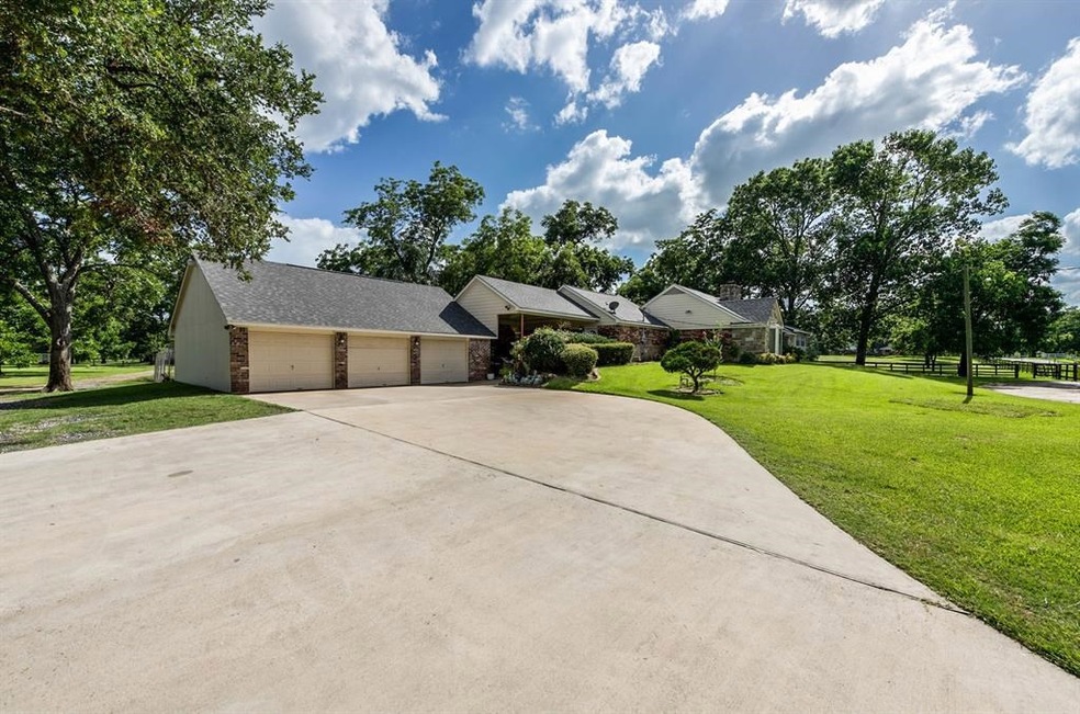 605 Perry St, Rosenberg, TX 77471 - photo 1