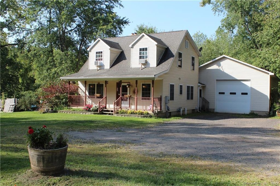 Enchanting Country style Cape Cod with oversized g