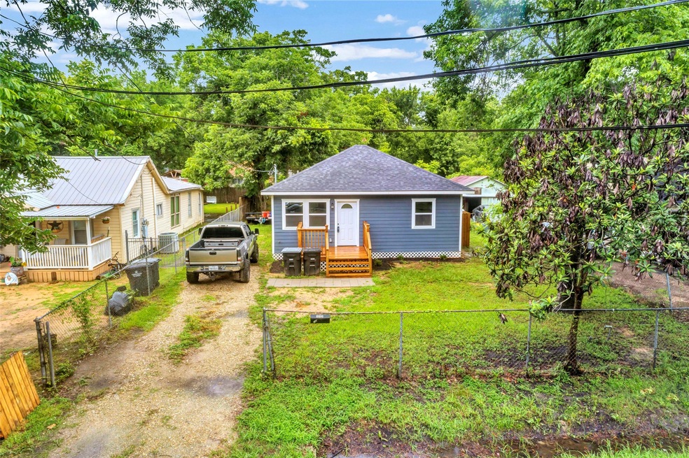 212 W Jordan St, Alvin, TX 77511 - photo 1