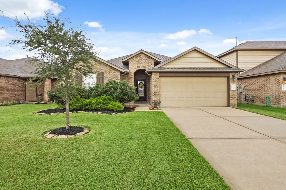 Welcome home to 28722 Innes Park Place in the highly sought after Tamarron community in Katy!