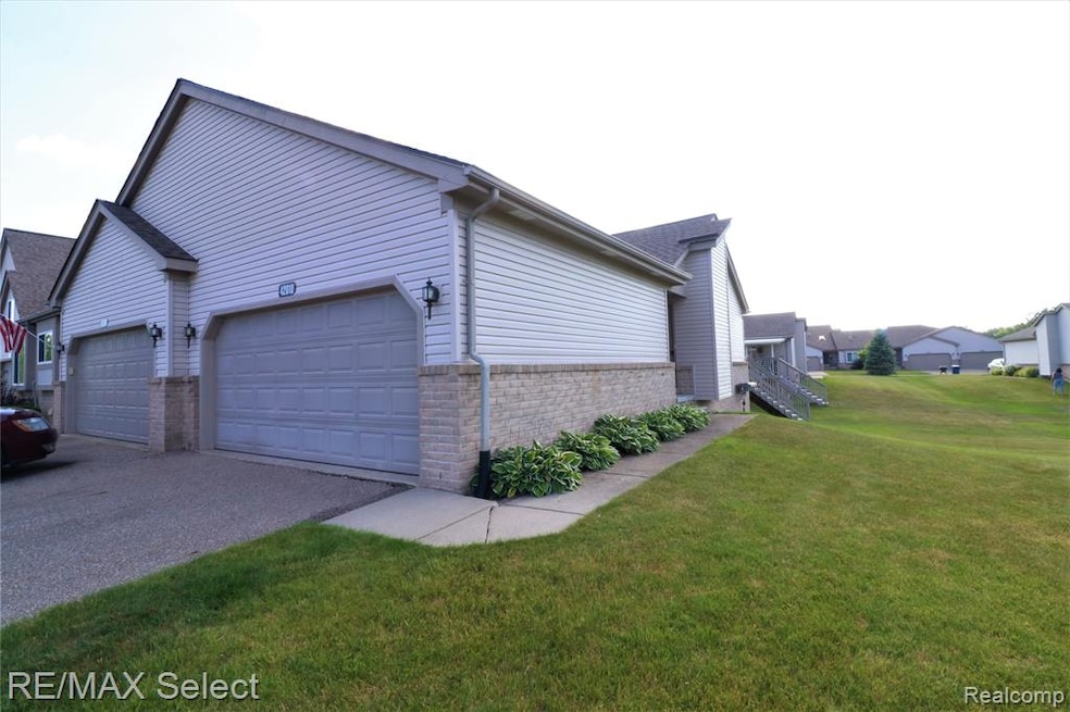42010 Williams St unit 252, Grand Blanc, MI 48439 - photo 1