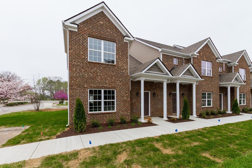 End Unit Townhouse 3 Bed 2.5 Baths (Owners Suite Main Level)