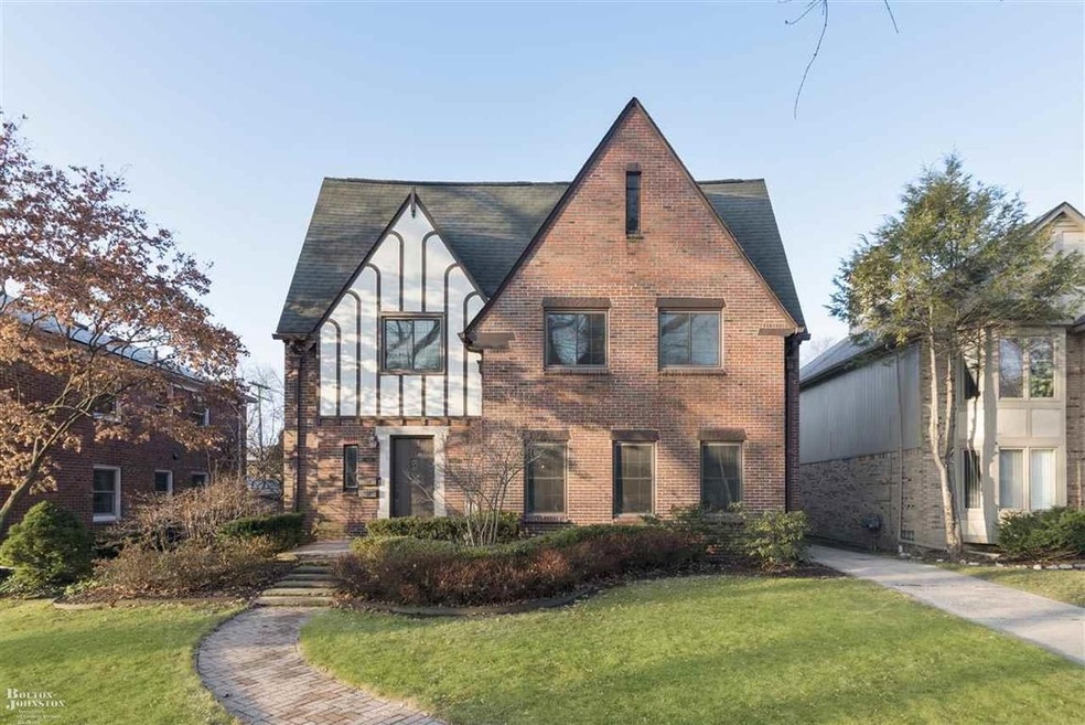 927 Harcourt Rd, Grosse Pointe Park, MI 48230 - photo 1