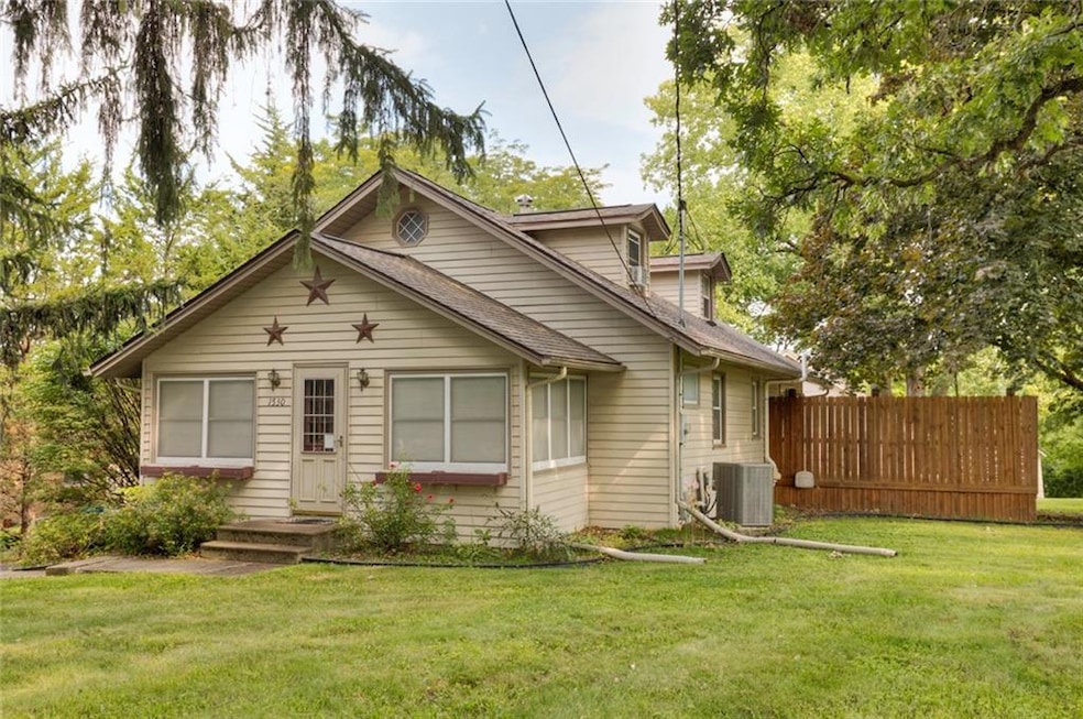 1530 Evergreen Ave, Des Moines, IA 50320 - photo 1