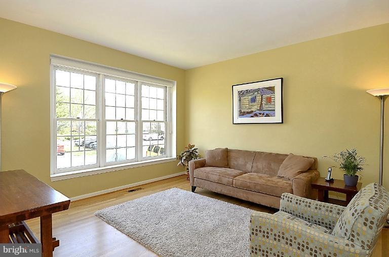 10749 Brewer House Rd, Rockville, MD 20852 - photo 1