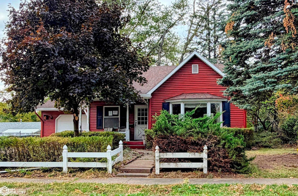 1104 S 7th St, Fairfield, IA 52556 - photo 1