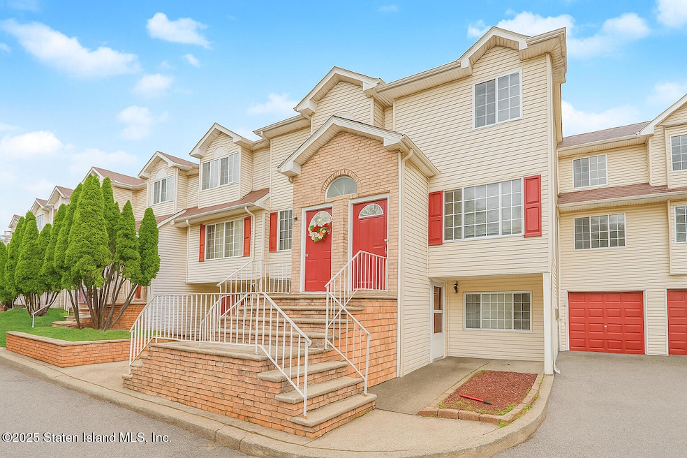 For Sale $899,900 • Co-Listing Agent